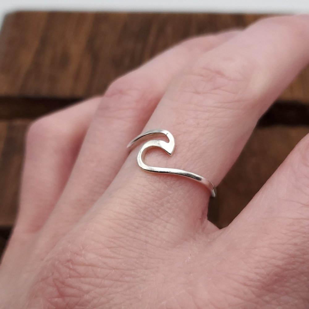 Size 8.5 925 Sterling Silver Wave Ring - Picture 2 of 6
